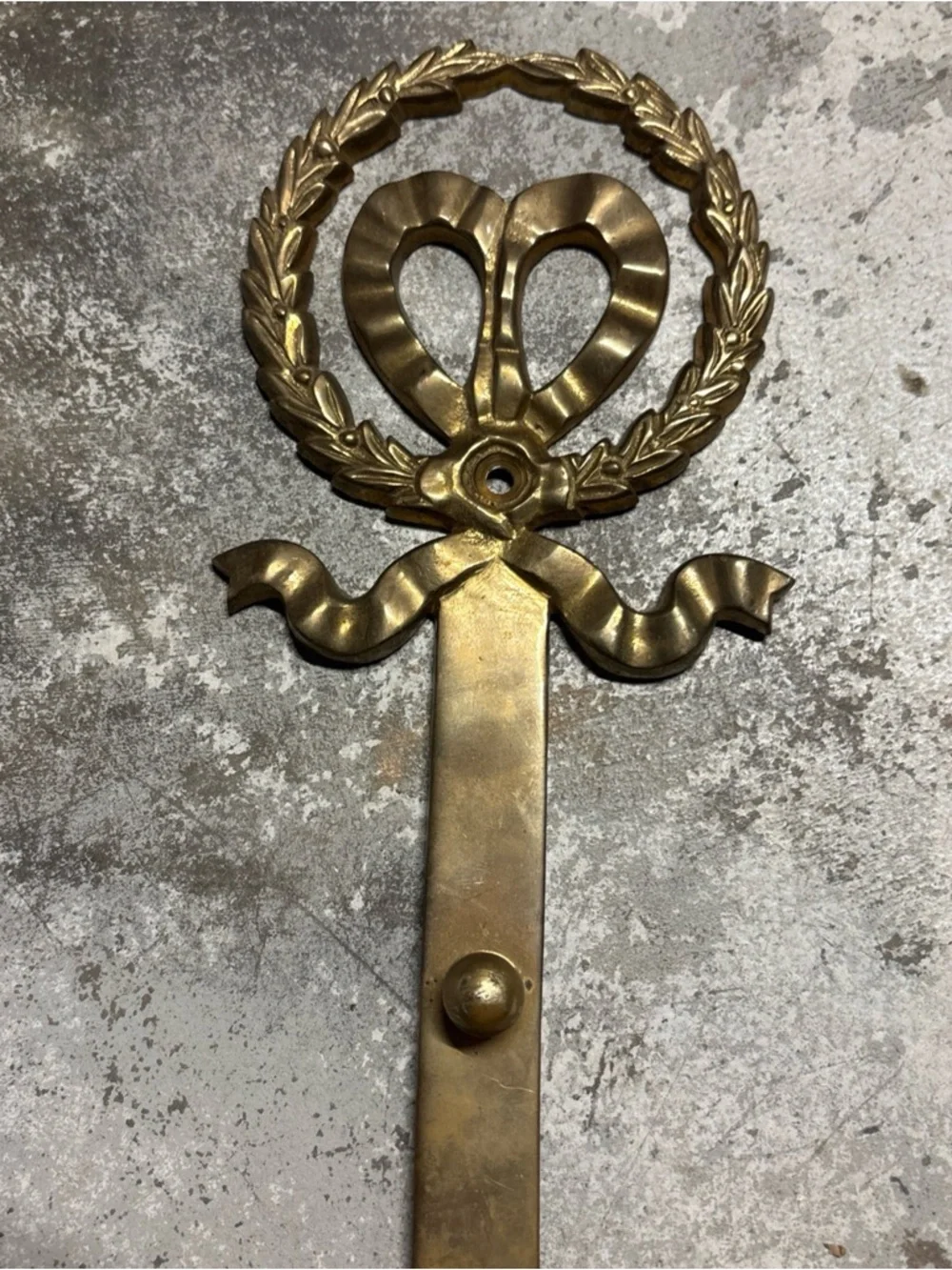 Aged Brass Heart Wreath Wall Hook - Gold